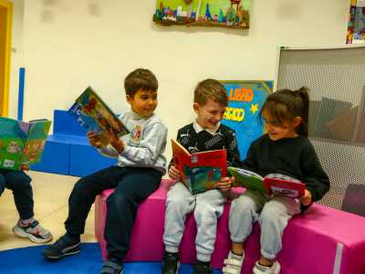 Passiamo poi dalla biblioteca dove alcuni piccoli seduti su colorati divanetti sono impegnati nella lettura di favole...